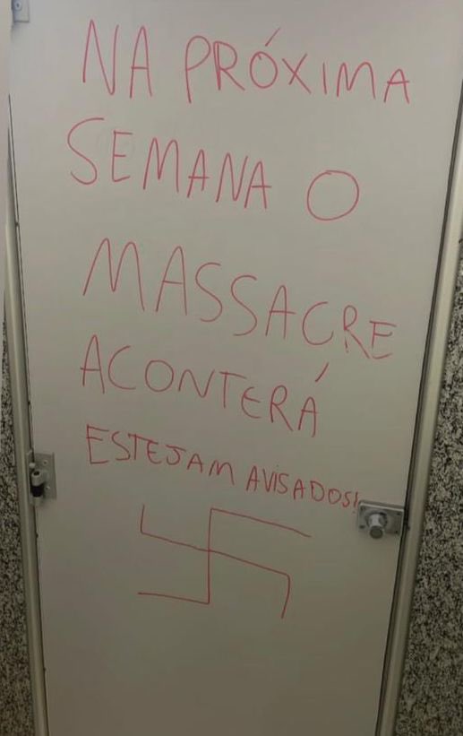 brunabrelaz's tweet photo. INACREDITÁVEL! 😳😳
Lugar de nazista não é na Universidade. Porta do banheiro do Mackenzie no campus de Alphaville com pichações anônimas. Esse pensamento de ódio, de violência estimulado pelo presidente da república tem dado claros sinais e não é de hoje. https://t.co/Y3mK9ya5ja