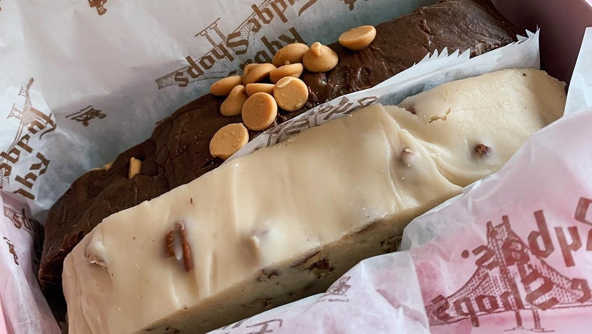 rybasfudge's tweet photo. Fudge it up, fudge it up, fudge it up! 

Shared by @foodiegaladventures

#fudge #mackinaw #mackinawisland #mackinawfudge #detroitfoodie #detroitfoodies #foodiesofinstagram #foodiegal #dessert🍰 https://t.co/Pokl7zqQE6