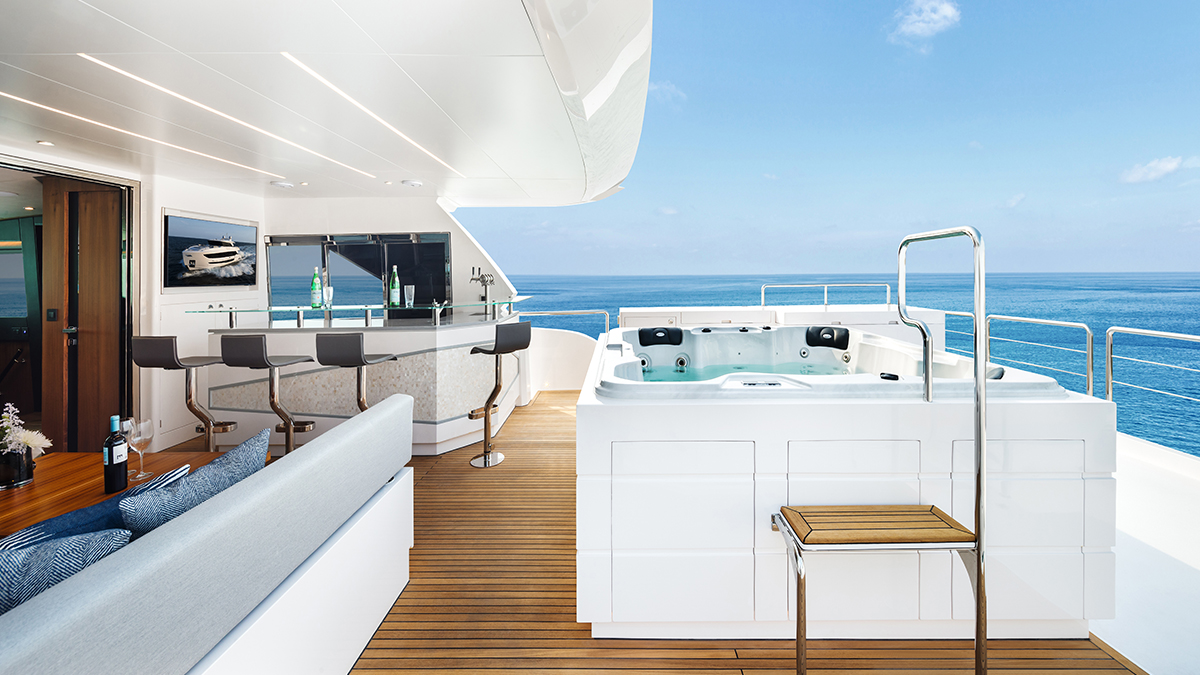 HorizonYachtUSA's tweet photo. Choose your drink and choose your seat. The weekend has arrived. 🥂 #DefineYourHorizon #FD90 https://t.co/5SJjzRN3Gn