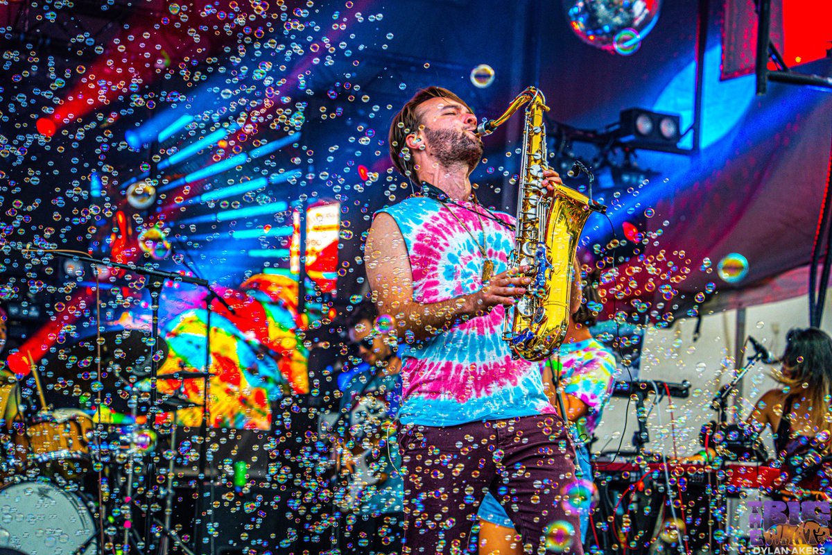 thebigwhatfest's tweet photo. Day 1 is in the books! 🙌👽Let’s have a Garden Party 🌿 Grab tickets at https://t.co/Ukxedg36XK https://t.co/LDiEnO5YAm