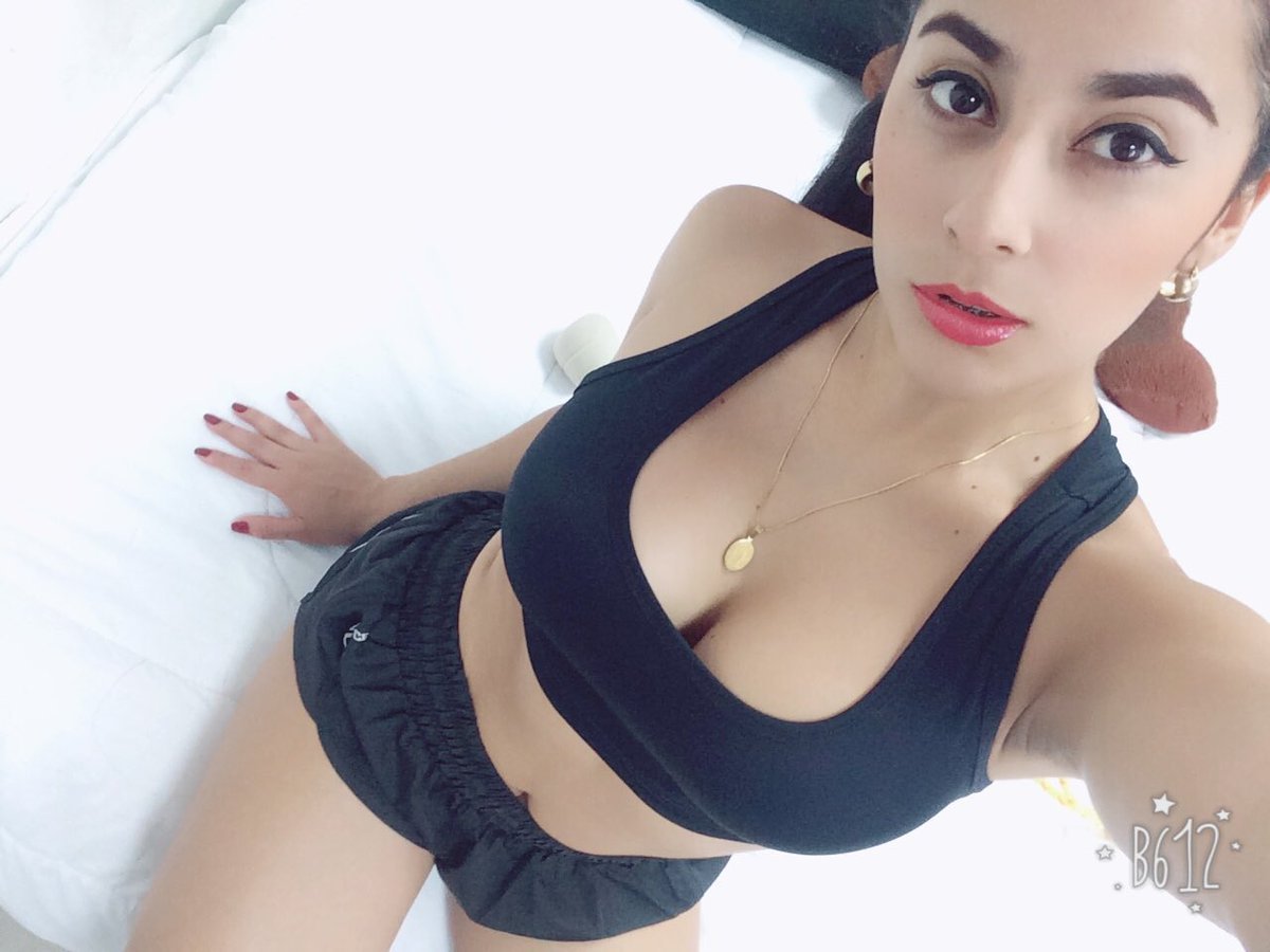 simloveme's tweet photo. bora ali treinar um pouco porque deus só me fez linda, não gostosa 😇 https://t.co/V6vD1qVnpM