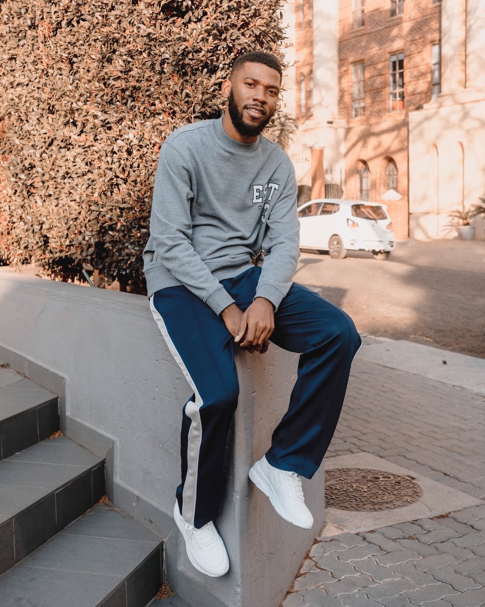 Markham_1873's tweet photo. Memo for the weekend = Fresh fits only 😎
Available online and in-store now!
#ourmkm #mkmstyle #createthestyle
Sweatshirt - R380
Joggers - R499
Sneakers from R499 https://t.co/CTyIUoguMe