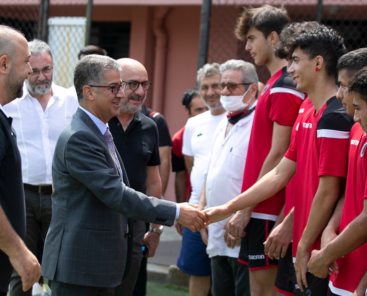 Başkanımız Talip Çankırı ve yönetim kurulu üyelerimiz, Akademimizi ziyaret ederek çalışmalar hakkında bilgi aldı. 
Başkanımız Talip Çankırı, Akademimizi ziyaret ederek altyapı çalışmaları hakkında bilgi aldı ve Akademi oyuncularımızla sohbet etti.
Link
⬇️
genclerbirligi.org.tr/baskanimiz-tal…