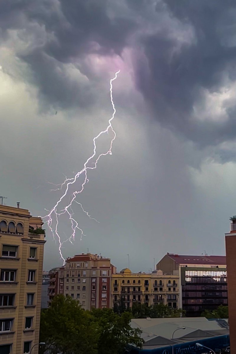 _mkroca's tweet photo. La tempesta d’avui @meteocat @eltempsTV3 https://t.co/9TbEY9bpFh