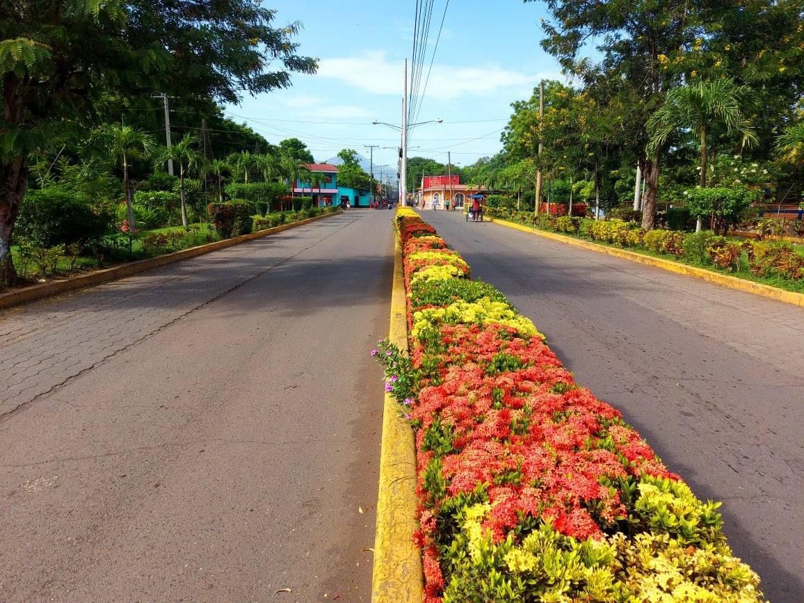 Avenida principal del municipio de Malpaisillo en el departamento de León.
Paz y serenidad que se respira en #Nicaragua
#FuerzaDeVictorias 🇳🇮🌿🌄🛣