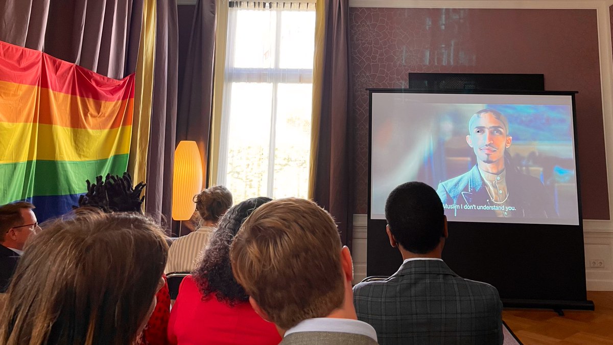 🇳🇴🏳️‍🌈 Today, we showed the documentary The Art of Sin and followed the journey of Ahmed Umar, a renowned Norwegian-Sudanese artist. We saw his struggles as a gay man with a cross-cultural background. Ahmed was there to talk about identity and art. Many thanks, it was inspiring! 🙏