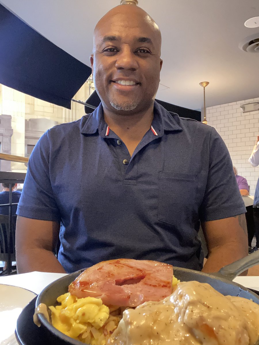 maXolo_travel's tweet photo. Another Union Station in a different city… Kansas City! Had a great brunch at Harvey’s inside! #maxolo #solotravel #solodining #KansasCity #unionstation https://t.co/sw9M3xNa6w
