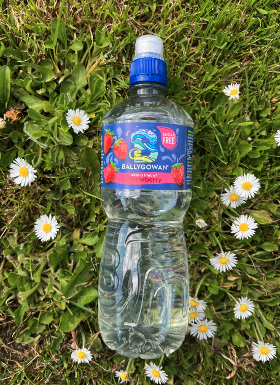 A summer delight 🤩 Our delicious Strawberry Hint Of Fruit is the perfect way to start your weekend, be it at the beach or at a summer BBQ it's perfect for all occasions.