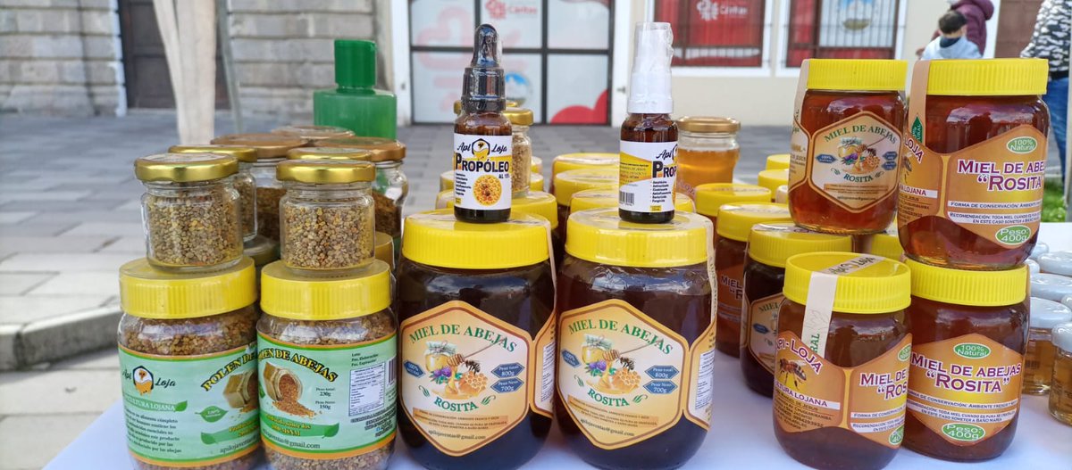 DannyCoronel89's tweet photo. Trabajamos junto a @InclusionEc en fortalecer la producción agropecuaria, fomentamos espacios de comercialización directa para beneficio del productor. En Latacunga, se llevó a cabo la #FeriaDelEncuentro donde pequeños agricultores exhibieron sus productos y emprendimientos. https://t.co/8jA1MdBqkR