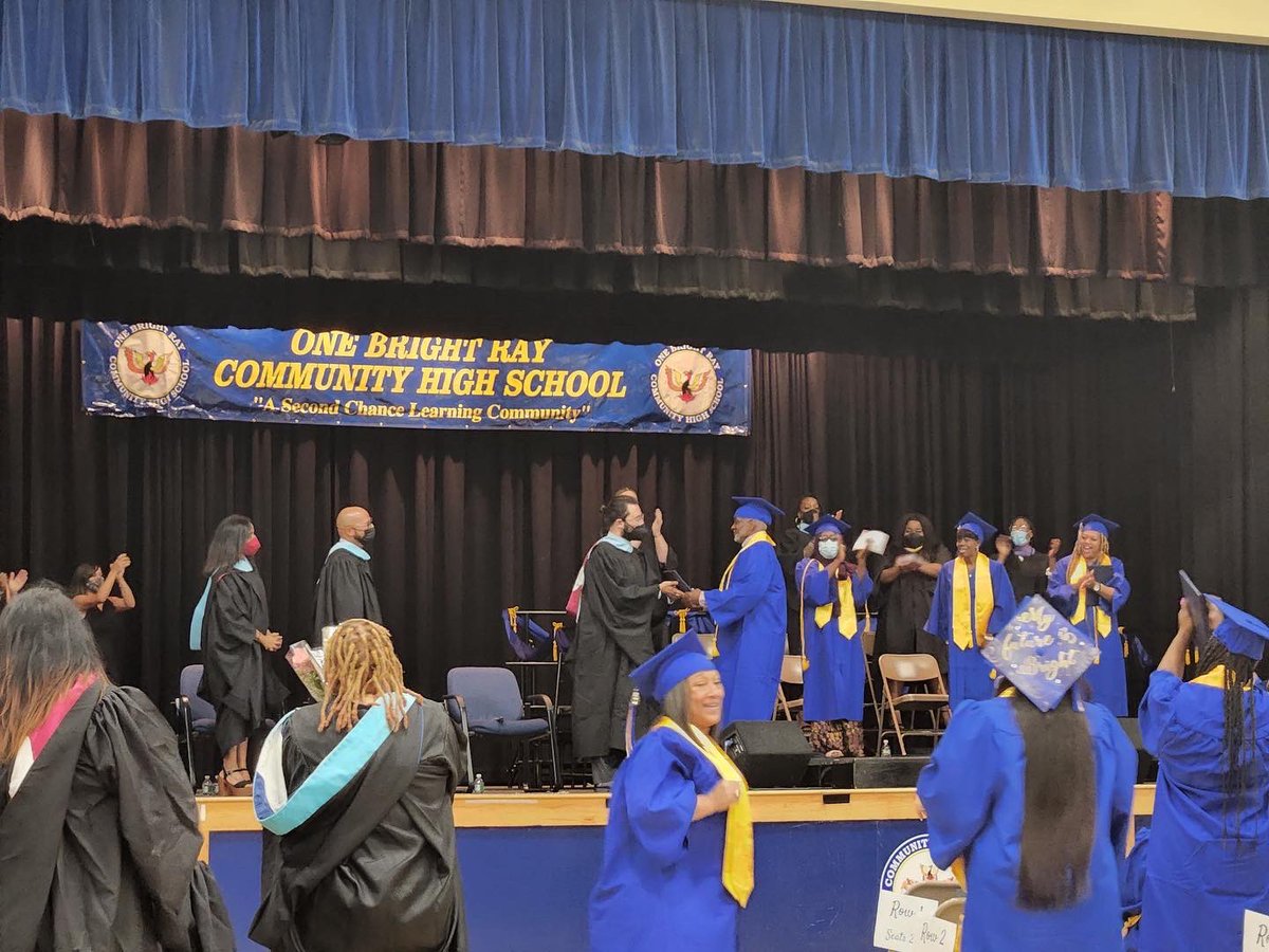 ReEngagement440's tweet photo. Check out graduate and Academic Award honoree Glenn Stone getting his high school diploma at age 67! Congratulations to all Mansion Evening 2022 graduates 🥳🎉 #Never2Late2Graduate #PHLed https://t.co/WIqhhKpaw6