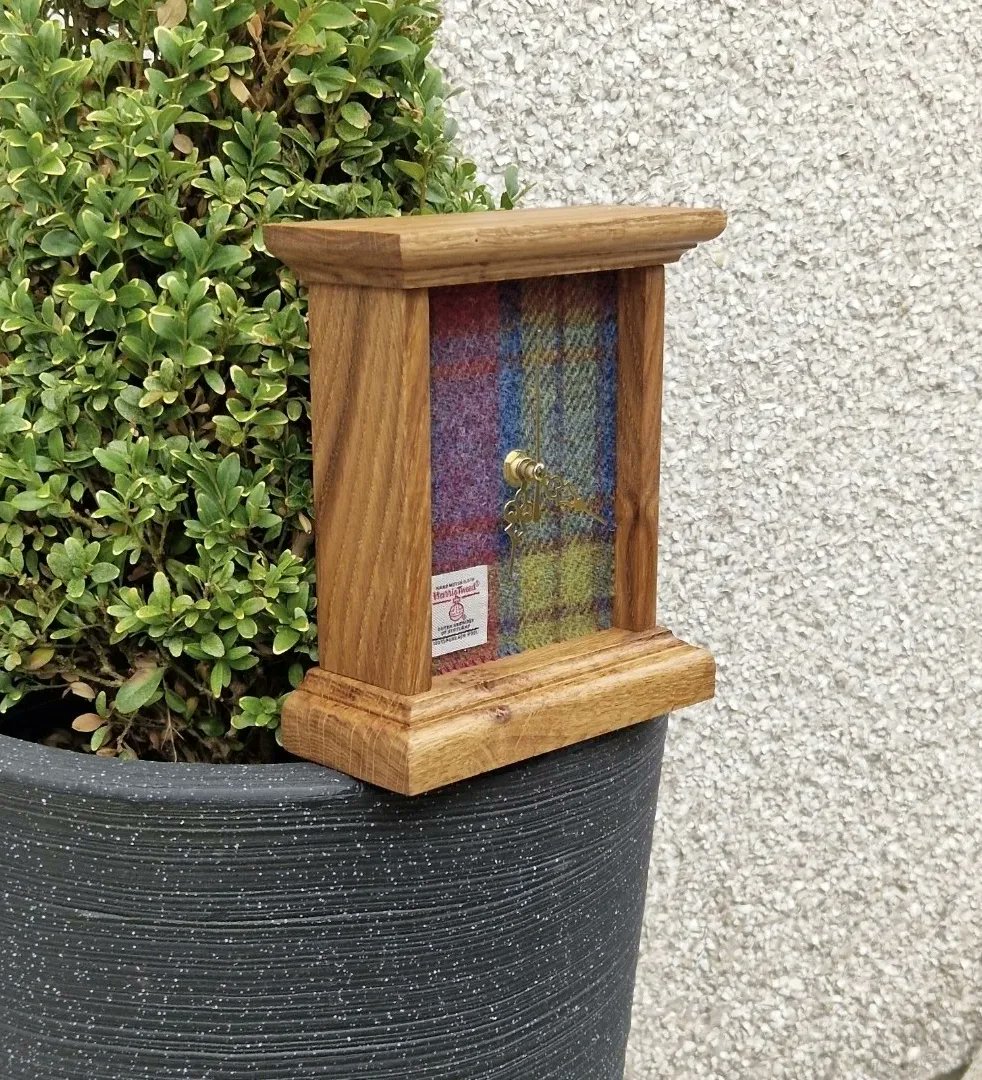 OnceATree4's tweet photo. Oak & Harris Tweed Mantle Clock
Handmade from solid Oak & genuine Harris Tweed. Quartz mechanism - requires AA battery.
Choice of Harris Tweed & clock hands
#Wood
#woodworker
#woodworking
#handmade
#handmadegifts
#homeaccessories
#clock
#mantleclock
#oak
#harristweed https://t.co/4oyrNjZ4qU