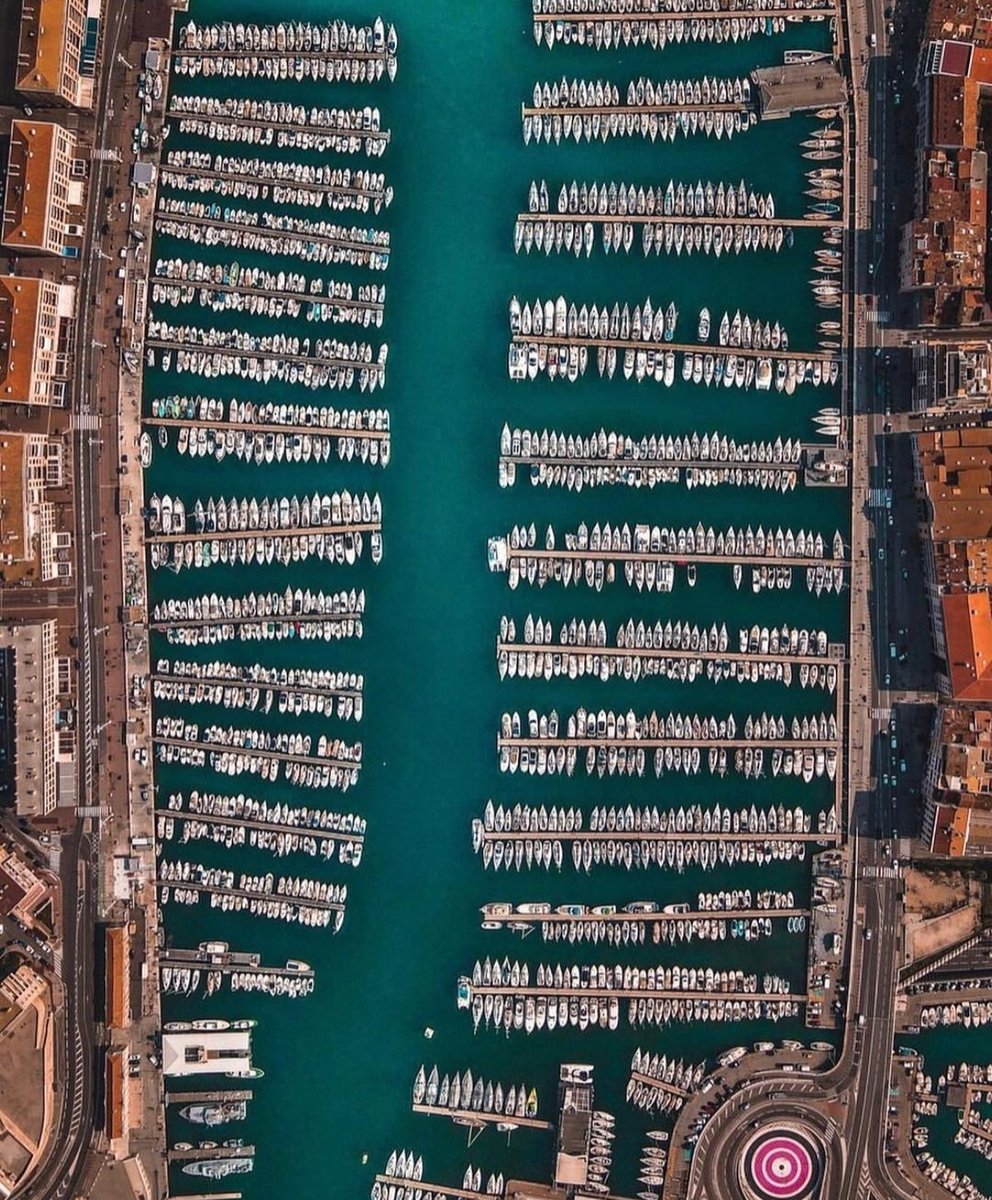 Bernard Tapie : « Mes plus grandes émotions ont un nom : #Marseille. C'est la ville de tous mes rêves, de toutes mes passions. Marseille la magnifique, la tchatcheuse, la passionnée, la charnelle. Marseille ne donne son cœur qu'à ceux qui l'aiment. » 🕊️ 🖤

📸 world_walkerz