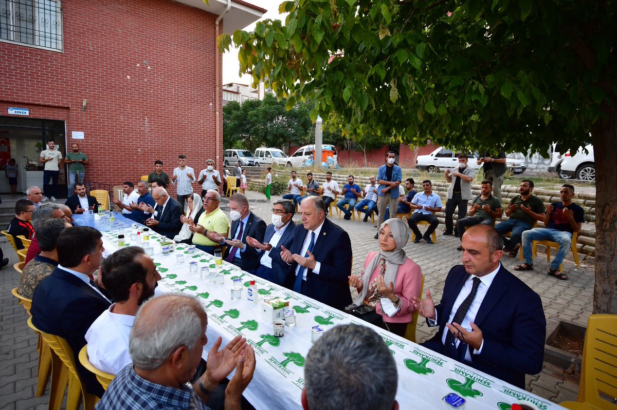 Valimiz Davut Gül, Gaziantep Milletvekilleri ve Büyükşehir Belediye Başkanı Fatma Şahin, vefat eden vatandaşlarımız Cuma Dağlıoğlu ve Mehmet Demir Özil’in ailelerine taziye ziyaretinde bulunarak başsağlığı dileklerini iletti.