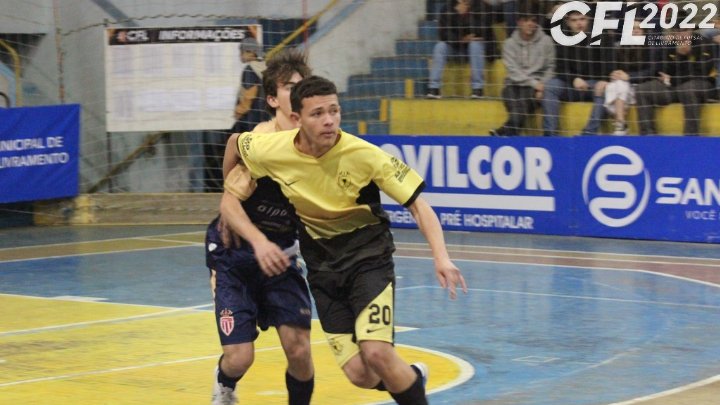 Famoso jogador "geladeira velha'', só o técnico gosta.