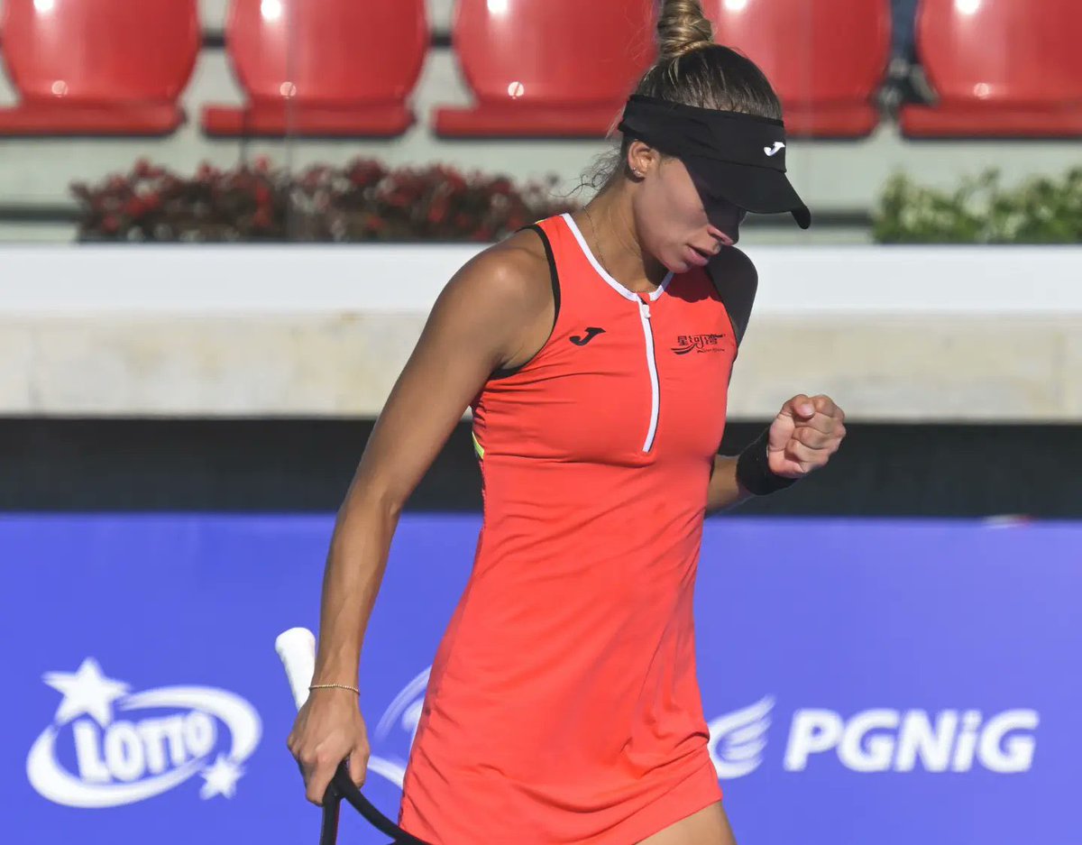 MagdaLinetteFP's tweet photo. 𝗝𝗲𝘀𝘁 𝗽𝗼𝗹𝗳𝗶𝗻𝗮𝗹! 🥳💪🏻 6:3 6:1! Magda szybko pokonała początkowe problemy i rozkręcała się z gema na gem, grając długie piłki i wymuszając błędy przeciwniczki. Kolejne solidne spotkanie, po którym z optymizmem spoglądamy na jutrzejszy półfinał. 2 mecz od 13, trzymaj! ❤️‍🔥 https://t.co/6Gri4uYxt0