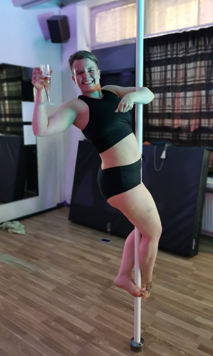 puranmir's tweet image. Kippis ja hauskaa viikonloppua Twitterin väki, sekä terkut Rock the Pole Lahden 5-vuotissynttäreiltä skumppapolen merkeissä 🥳🤩 #tankotanssi