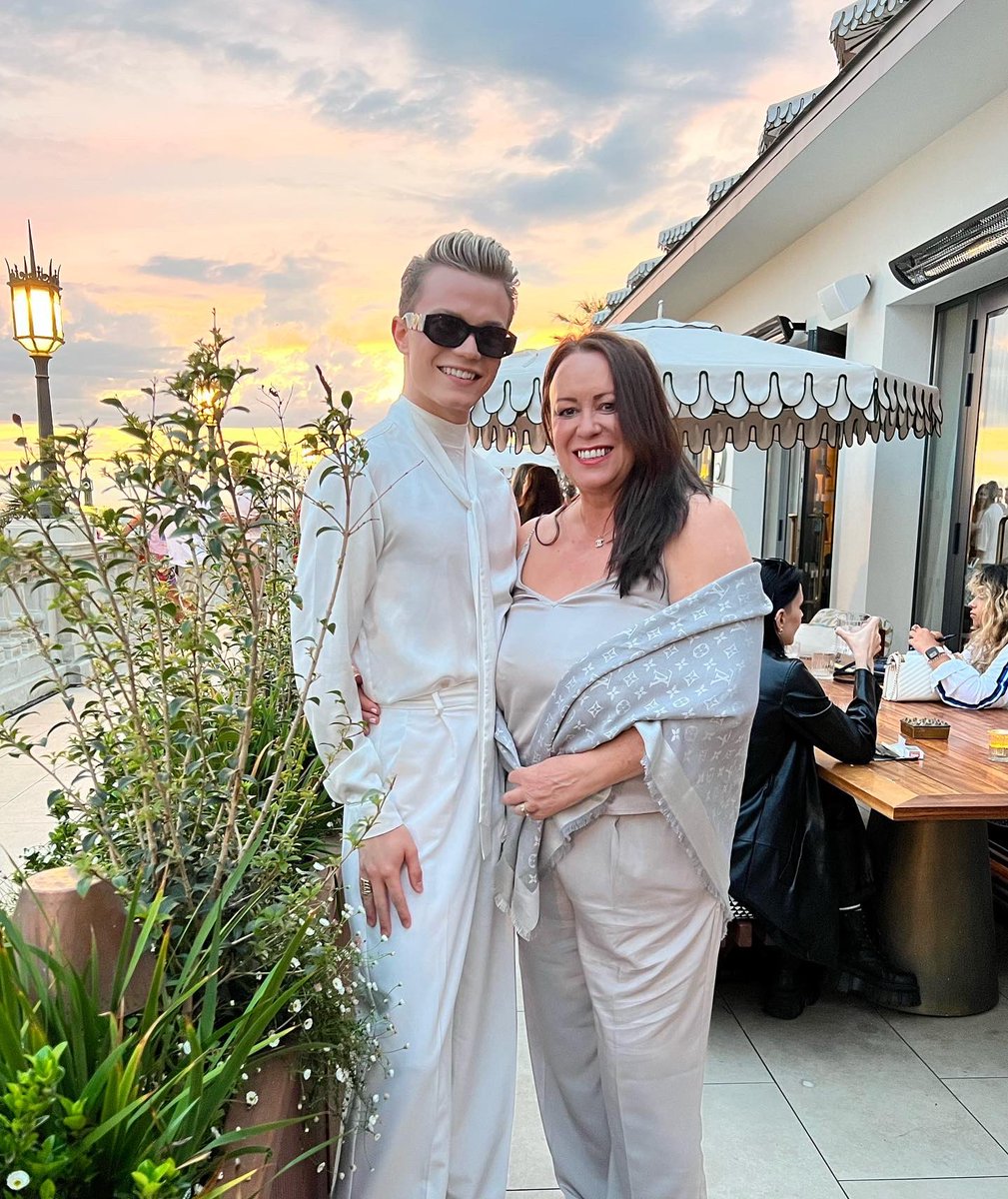 Ronan Parke tweet media