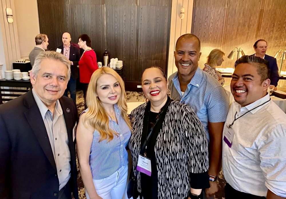AssocLatinos's tweet photo. Shout out to DELPers!

"I wanted a program that would really push me to understand how I could be a better leader, to push me outside of my comfort zone and challenge me to see a more complete picture of those around me.", says Rich Luna.

Article: https://t.co/YY0C8Zeq3U https://t.co/TedJRwyOK8
