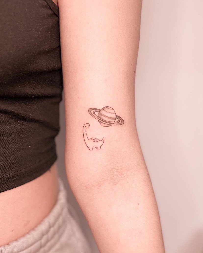 eutainacosta's tweet image. é pra vocês. 🦕🪐
vou levá-los pelo resto da minha vida. sempre que eu olhar essa tattoo vou sentir o amor de vocês e nunca vou esquecer do que já fizeram por mim.. nunca estive sozinha!! 
fandom, amo vocês ♥️