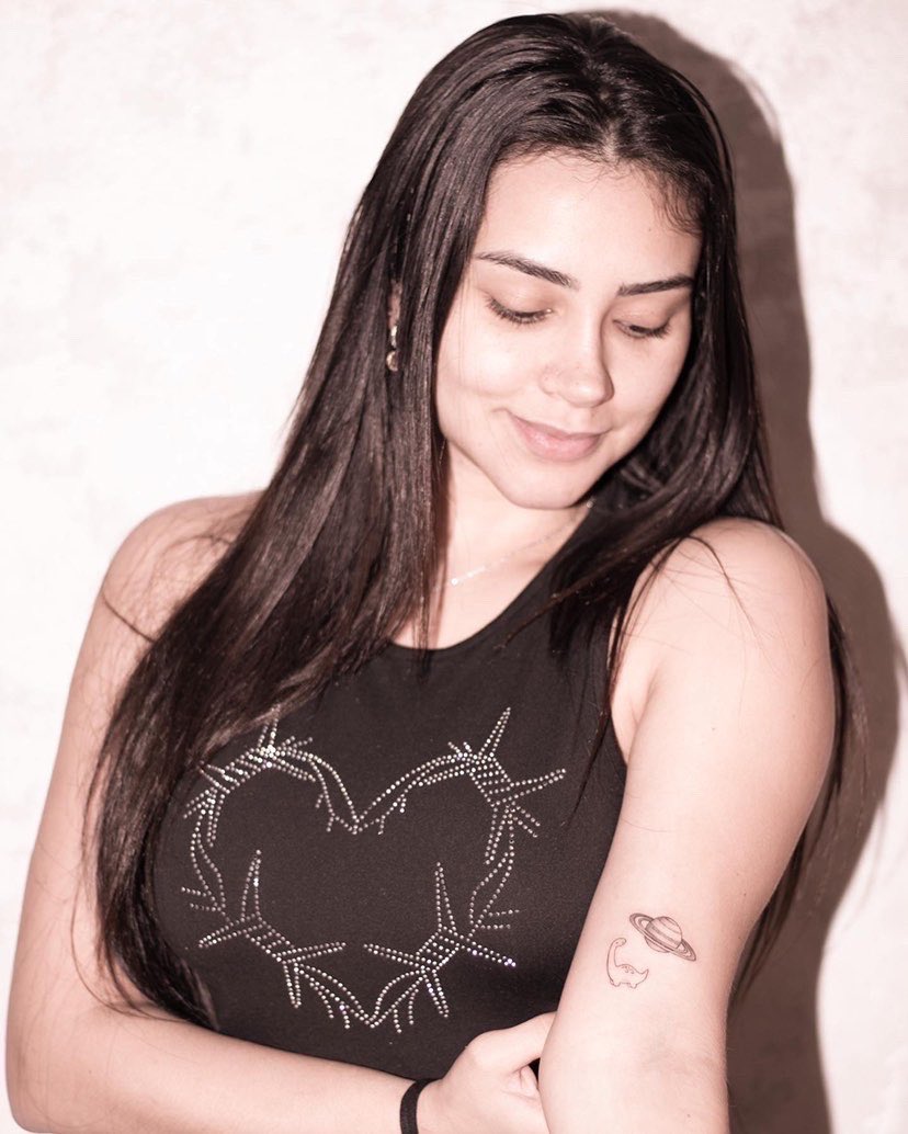 eutainacosta's tweet image. é pra vocês. 🦕🪐
vou levá-los pelo resto da minha vida. sempre que eu olhar essa tattoo vou sentir o amor de vocês e nunca vou esquecer do que já fizeram por mim.. nunca estive sozinha!! 
fandom, amo vocês ♥️