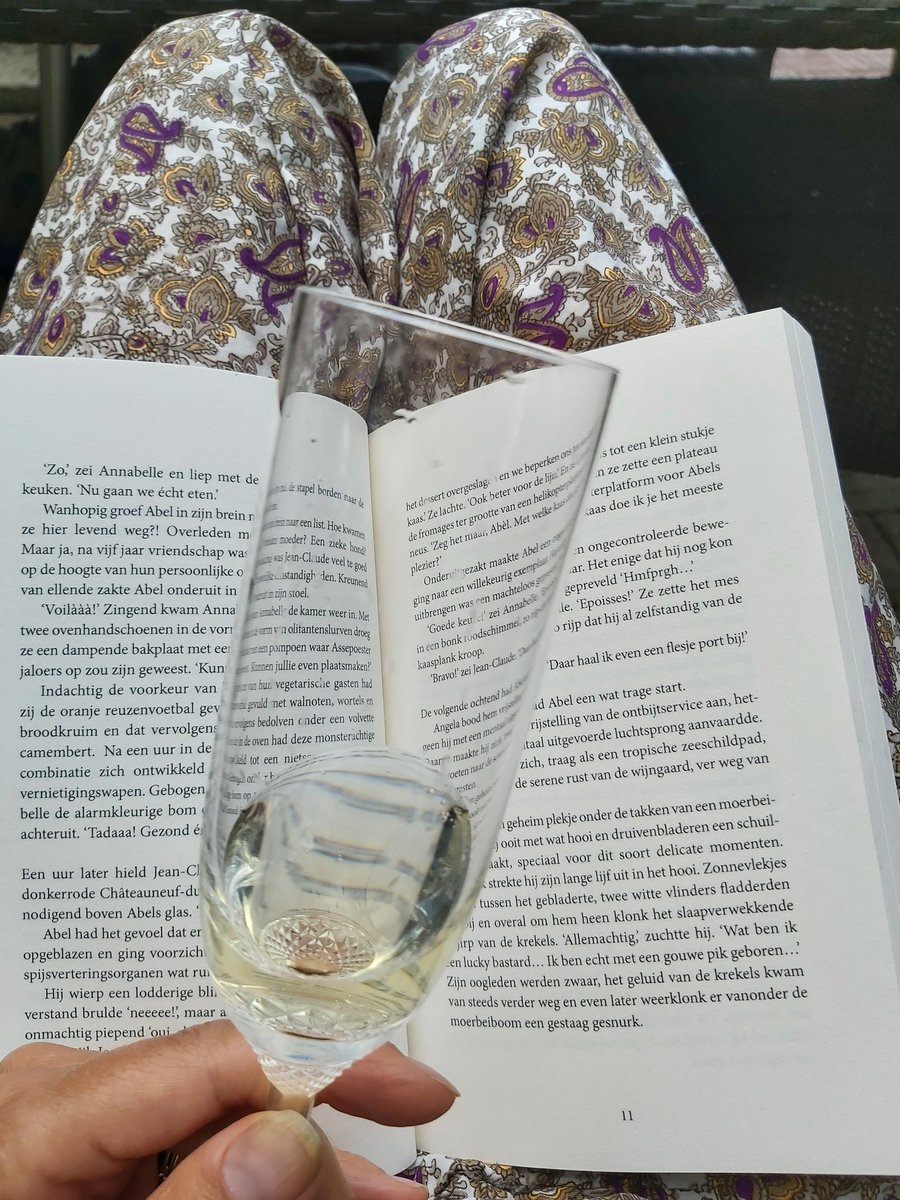 Op blz 1 al helemaal blij en op blz 10 nog blijer dat ik #Vrijevogels van <a href="/iljagort/">Ilja Gort</a> met een glaasje champagne in de hand lees. Wat een heerlijk verhaal weer. Krijg er trek van. En laten we die zure recensent maar gewoon vergeten he. Santé! 🍇🥂🍇