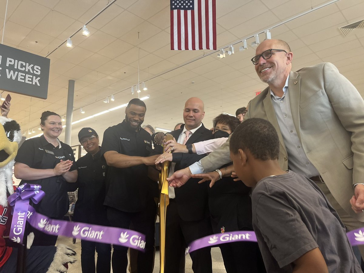 Great news! @GiantFood opened a new 64,000 square foot store at 12028 Cherry Hill Rd! This is a great addition to the community. The store will also provide free health screens, access to licensed nutritionists, vaccines, and more.