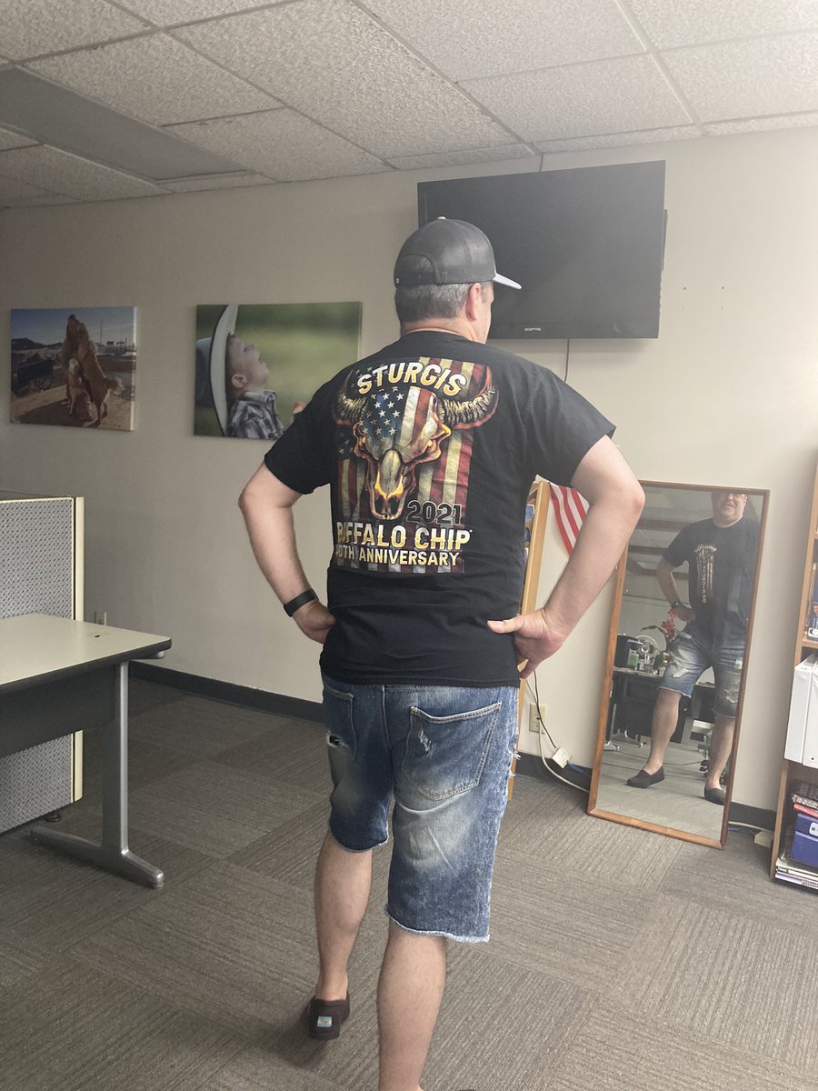 NewspaperShalom's tweet photo. Our managing editor @nthompsonnews is rally ready. https://t.co/zVmAU7zGV3