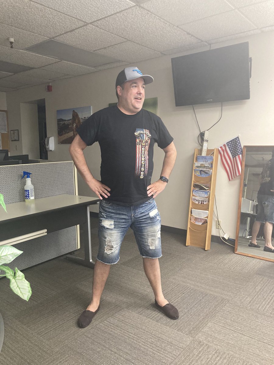 NewspaperShalom's tweet photo. Our managing editor @nthompsonnews is rally ready. https://t.co/zVmAU7zGV3