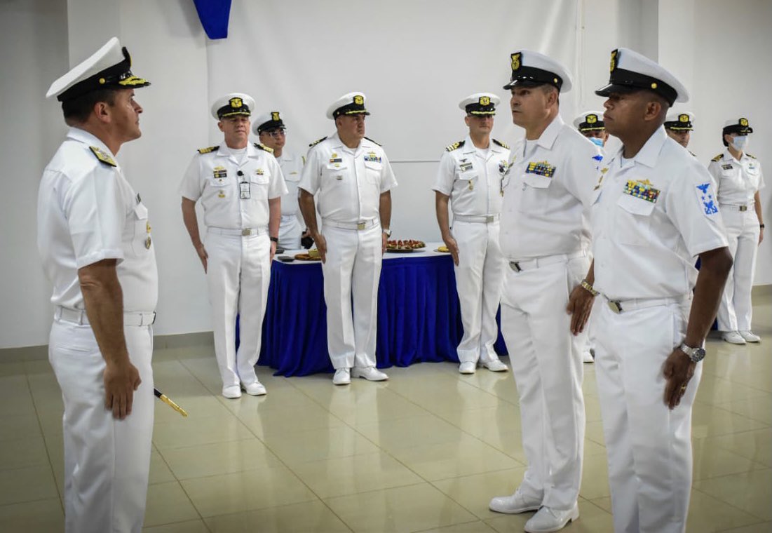 FNO_ArmadaCol's tweet photo. #Destacado 🚨 | En PtoCarreño #Vichada el sr CA Carlos Serrano realizó el relevo del Jefe Técnico Asesor de Comando #FuerzaNavalDelOriente cargo que entrega SJTC Ferney Molina al SJTC Antonio Ramos El sr #CFNO felicitó al SJTC Molina por su labor y dio la bienvenida al SJTC Ramos https://t.co/JuB3Zy8399