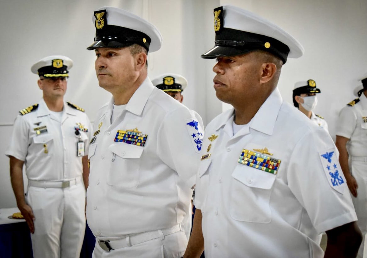 FNO_ArmadaCol's tweet photo. #Destacado 🚨 | En PtoCarreño #Vichada el sr CA Carlos Serrano realizó el relevo del Jefe Técnico Asesor de Comando #FuerzaNavalDelOriente cargo que entrega SJTC Ferney Molina al SJTC Antonio Ramos El sr #CFNO felicitó al SJTC Molina por su labor y dio la bienvenida al SJTC Ramos https://t.co/JuB3Zy8399