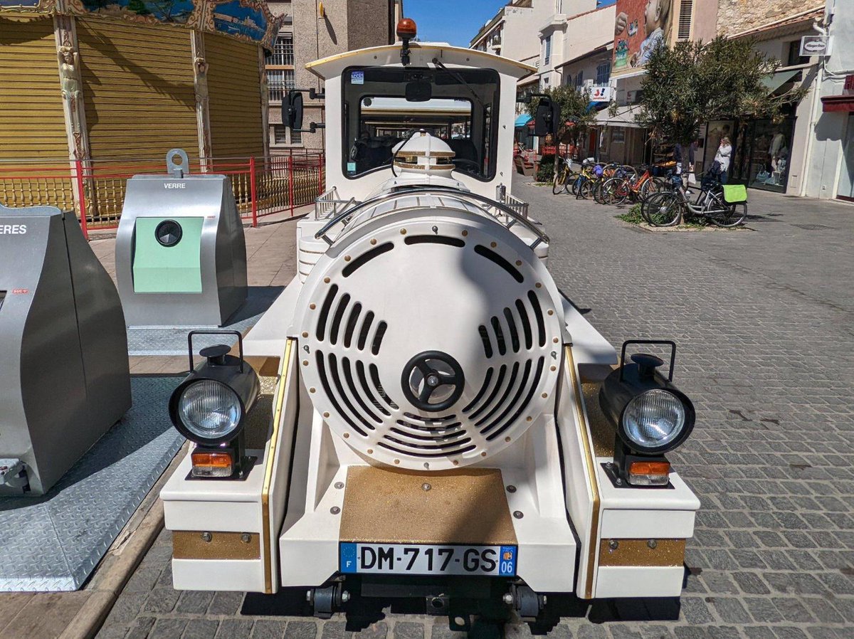 Nice_Matin's tweet photo. A Antibes, le chauffeur du petit train agressé à coups de barre de fer, l'agresseur interpellé https://t.co/cXF3TuDlDv https://t.co/Q6Mk8GmHDm