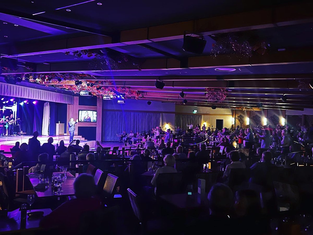 SutcliffeKieran's tweet photo. A couple of photos taken from Wednesdays awesome gig @warnerhotels what a crowd and cracking band! #liveshow #livemusic #musicals #newdynamics #guestents 🎭🎶🎤 https://t.co/VpE8anVrBX
