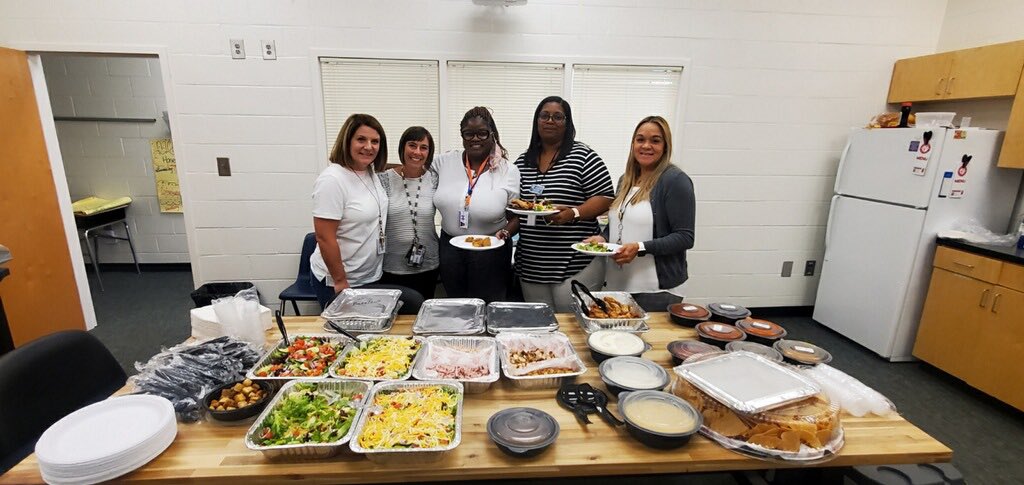 MtCarmelES_HCS's tweet photo. Thank you to our Partner in Education Taco Mac for providing our staff a yummy lunch!!! @iammrsbolds @AntonioMattox2 @MediaSpecNikki
#MustangsRock #CommunityBuilders #YouBelongInHenry #BeLikePike #MakingBOLDmoves https://t.co/XrfN2wYpE8