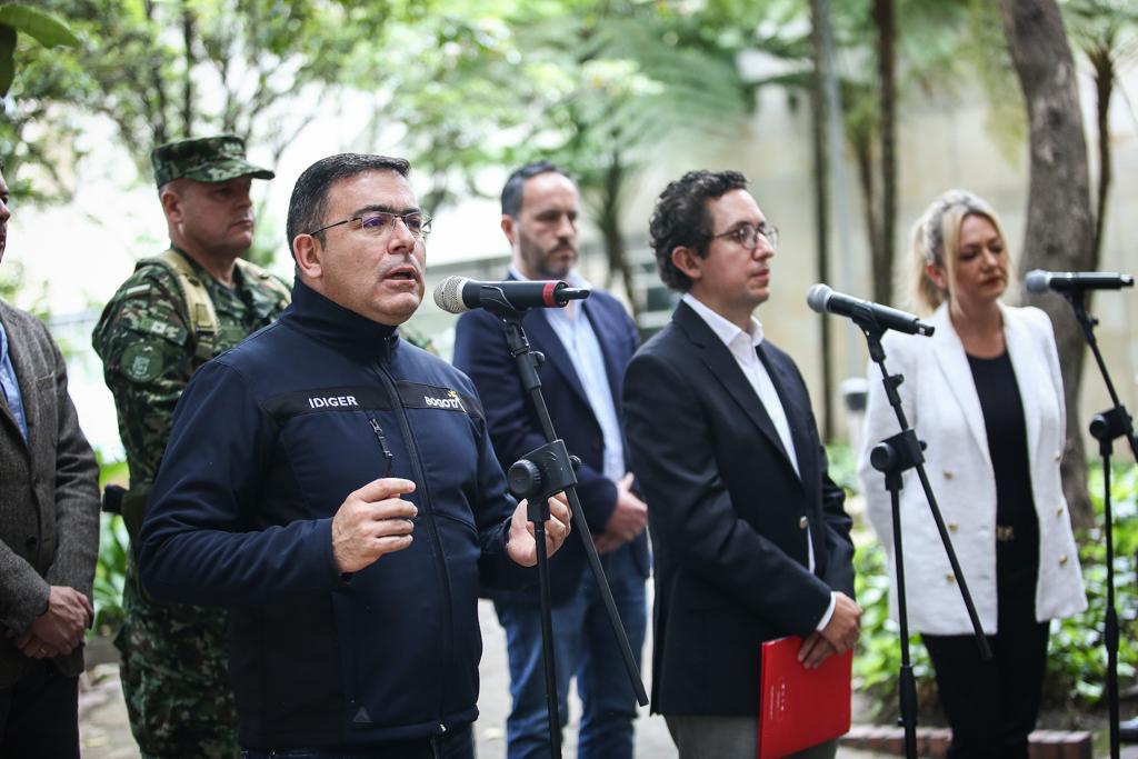 IDIGER's tweet photo. #AEstaHora El Director del @Idiger, Guillermo Escobar Castro anuncia medidas en Bogotá para la Posesión Presidencial el próximo domingo 7 de agosto. 

Este día la ciudad contará con todos los servicios de respuesta activados. https://t.co/NBGGqEQWKb