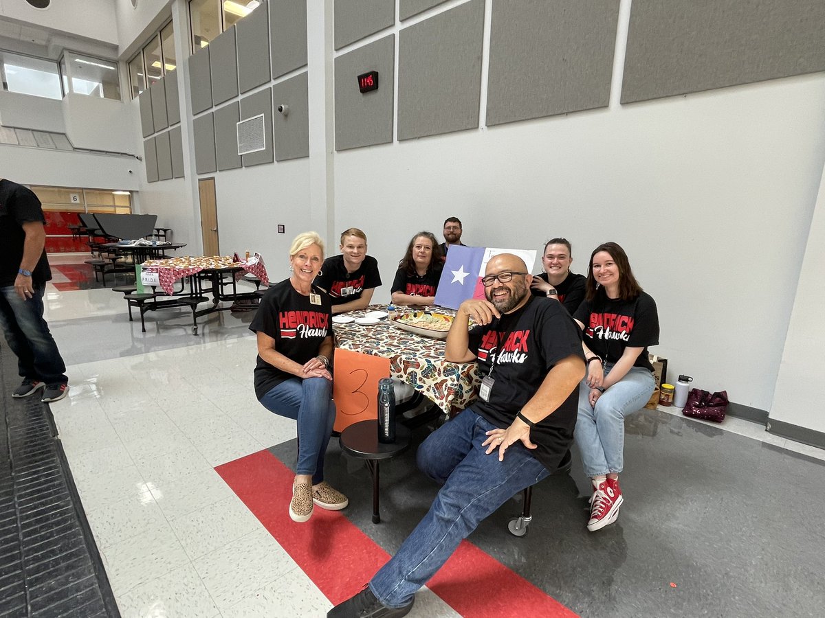 Hendrick_Hawks's tweet photo. 11 teams. 2.75 hours. $25 to make appetizers for 50 people. Which team will take Top Hawk Chef ‘22 honors? @pisd_sel @Plano_Schools https://t.co/6fjklVjCA8
