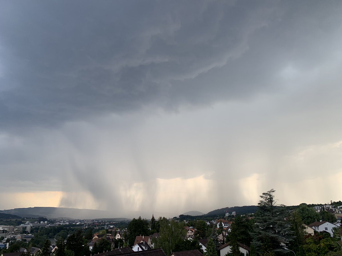 Satter Rainfoot des Gewitters über dem Limmattal. Downburst an der linken Flanke! <a href="/meteoschweiz/">MeteoSchweiz</a> @srfmeteo