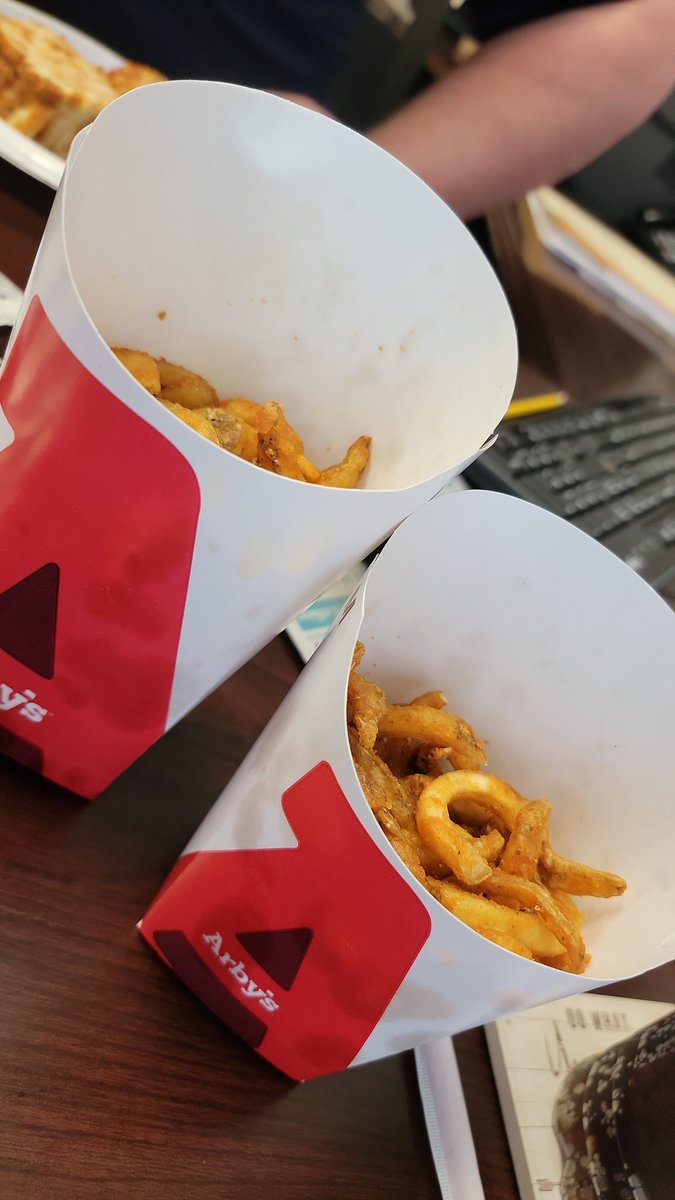 Spirited_Drives's tweet photo. @Arbys @ArbysCares yo thanks for the large and medium fry. Ps medium was supposed to be a crinkle fry. https://t.co/p0OZ71Vk0T