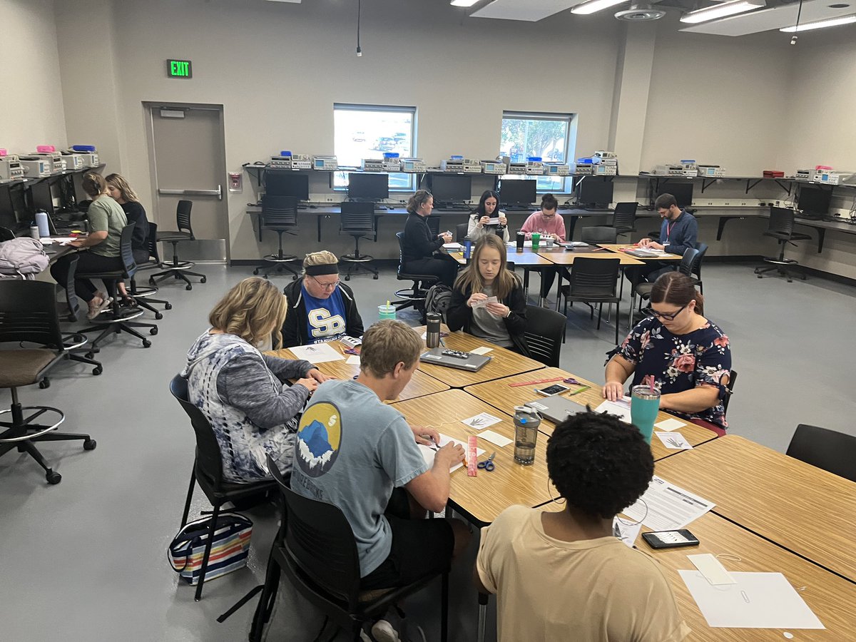 MJJacobson's tweet photo. Always a pleasure to see the excitement of new teachers in their orientation! A great day of learning and facilitating Mystery science. #learnbps #mysteryscience https://t.co/JsFKlI0iES