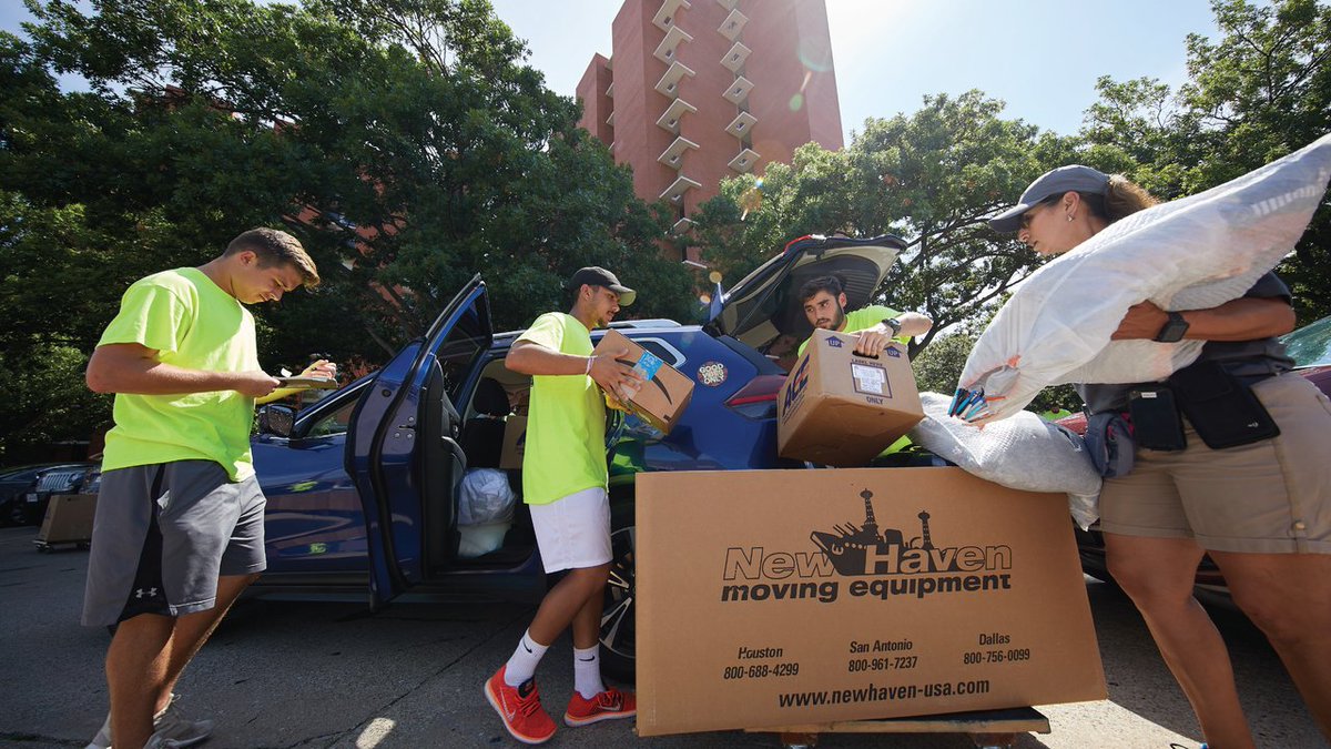 OU_HRL's tweet image. As #OUMoveIn22 approaches, remember that all residents may have up to two cars that can go through the full-service  Move-In process. 🚗📦 #OUQuickTips