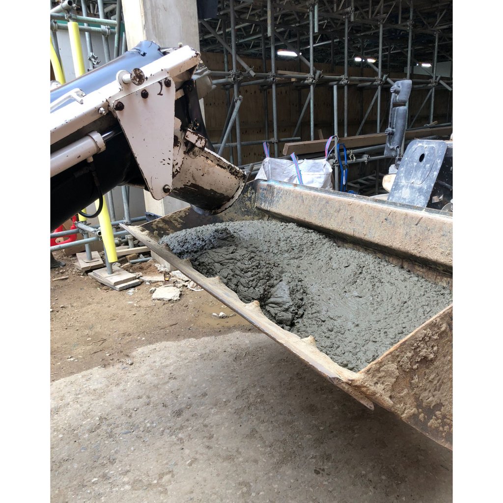 mstrmixconcrete's tweet photo. πΈ Making smart use of a telehandler bucket to transport concrete on site
#MastersOfTheMix #onthetools #construction #building #structure #concretepumping #concrete #constructionlondon #workbootson #tradetalk #London #concretelinepump #linepump https://t.co/bElS3wOKn0