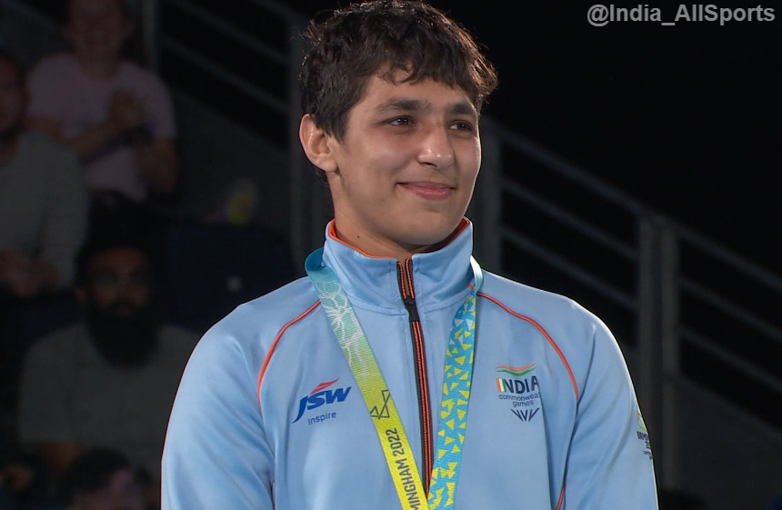 India_AllSports's tweet photo. Picture time folks 
Our girl Anshu Malik on the medal podium after winning Silver medal ❤️ 
👉 A World Championships medalist &amp; now a CWG medalist | @OLyAnshu 
#CWG2022India https://t.co/Xg2kpfy30d