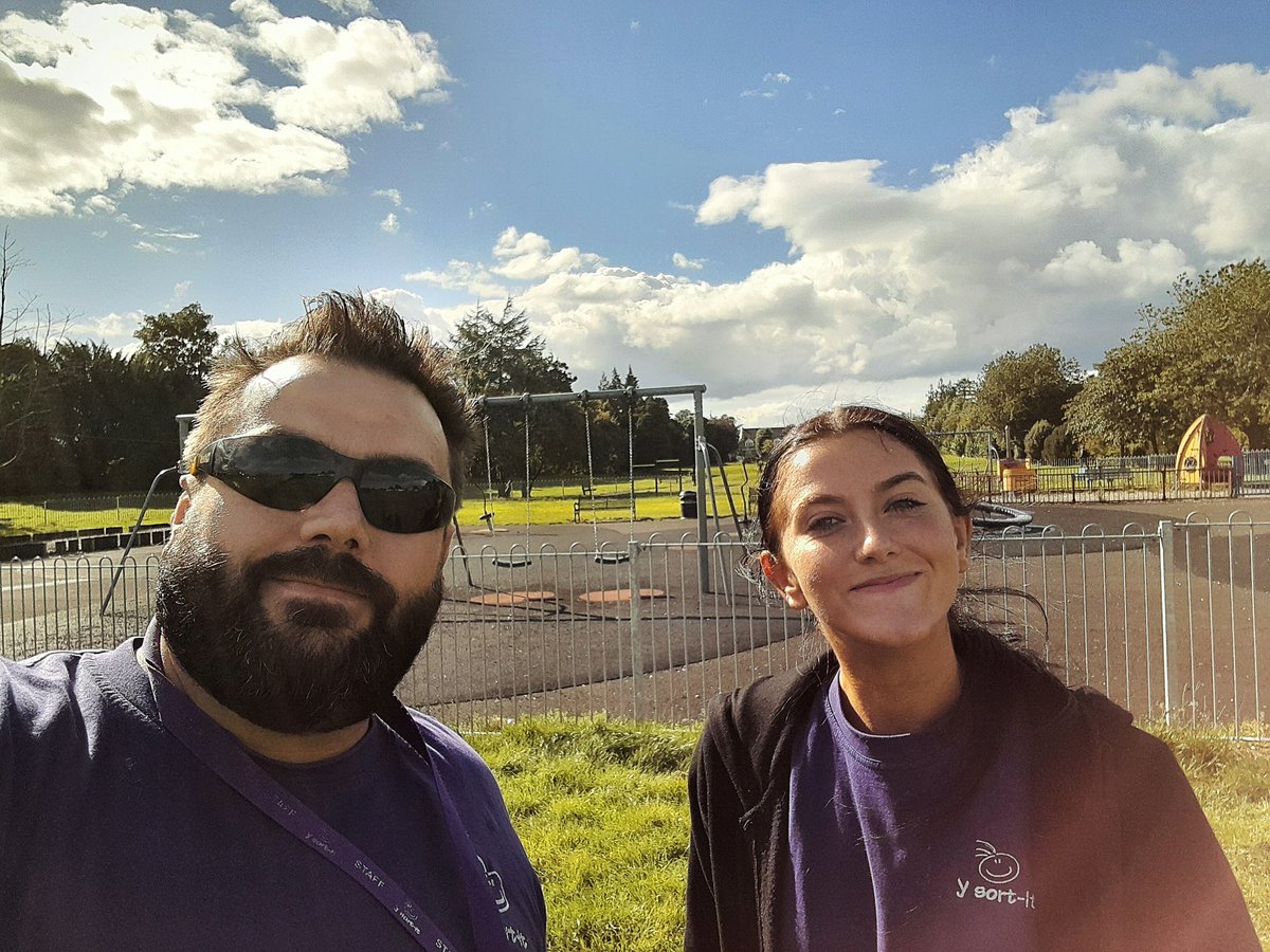 Myself and @Amygibson03_ out doing a bit a outreach in whitecrook earlier promoting our #whitecrookyouthclub Fridays 4 o'clock @Centre81_CHA 
<a href="/Lachlanysortit/">Lachlan Veitch</a> @PamYSortIt <a href="/ysortit/">Y sort it</a>