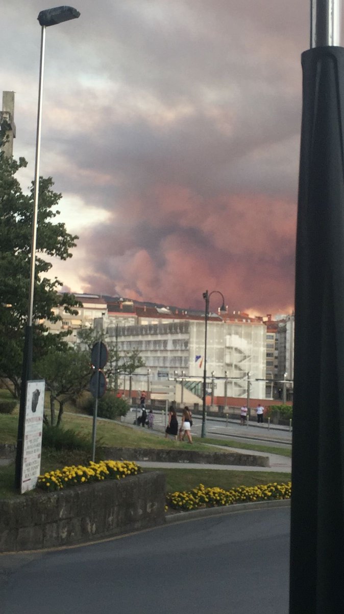 #Feijoo  agardámoste coa túa puta mangueira do 2006?