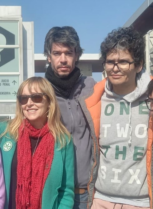 fechicc's tweet photo. Hoy acompañamos a Luis Quintanilla presidente de Dispensario Nacional en el centro de justicia. 

Como federación solidarizamos con nuestro socio y denunciamos esta persecución a los liderazgos nacionales mas emblemáticos y conocidos en Chile. #nomaspresosporplantar https://t.co/8MMgdmU25t