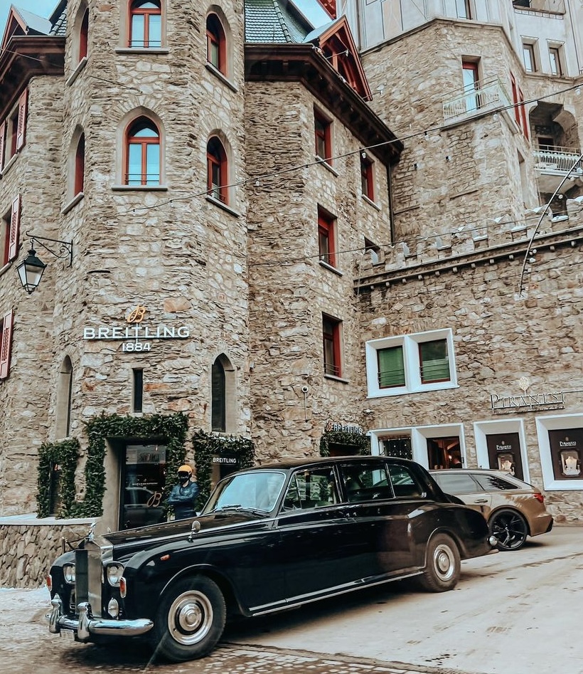 thegentsjournal's tweet photo. St Moritz at its finest, looking elegant as ever with the help of an iconic and equally beautiful Rolls Royce Phantom VI. The British car was made from 1968 to 1990, a total of only 374 Phantom VIs were made.
#rollsroyce #phantom #phantomvi #classic #car #classiccars https://t.co/Y138dK9hWF