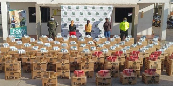 PoliciaAduanera's tweet photo. En el marco del Centro Integrado Contra el Contrabando de Cigarrillos y Licores (CIC2CL), mediante allanamiento aprehendimos en #LaGuajira 93.000 cajetillas de cigarrillos 🚬 y capturamos a 3 personas responsables del almacenamiento y comercialización de la mercancía ilegal. https://t.co/6PlYd8g1tA