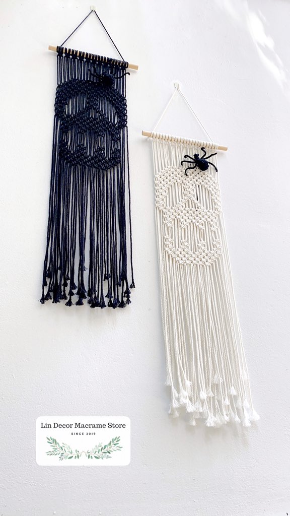 LinDecorMacrame's tweet image. Macrame skull wall art are so lovely ♥️ If you like it don&apos;t hesitate to contact me or you can find the link in bio...! #halloween #scarycreepygift #halloweenwalldecor #bohohomedecor #handmadeskullart #scarydecor #skullart #creepyhomedecor #halloweengift