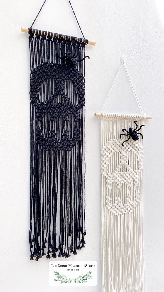 LinDecorMacrame's tweet image. Macrame skull wall art are so lovely ♥️ If you like it don&apos;t hesitate to contact me or you can find the link in bio...! #halloween #scarycreepygift #halloweenwalldecor #bohohomedecor #handmadeskullart #scarydecor #skullart #creepyhomedecor #halloweengift