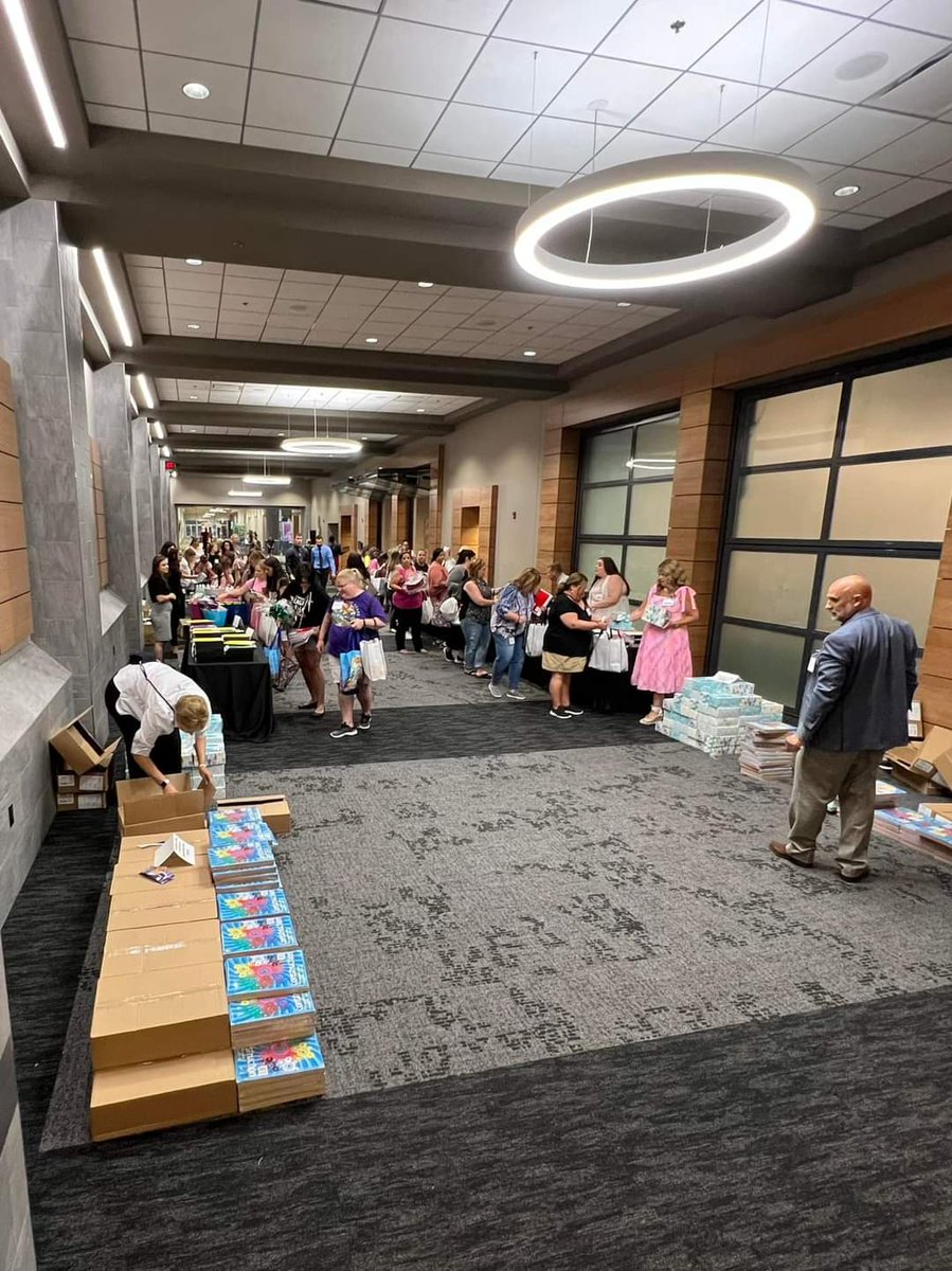 MrsBakerWCS's tweet photo. Totes for Teachers @eastwoodmall_  was an AMAZING event for educators. So grateful to have been a part of it. Thank you to all the donors, including @verabradley for our beautiful totes! https://t.co/R1Tfa5FWAs