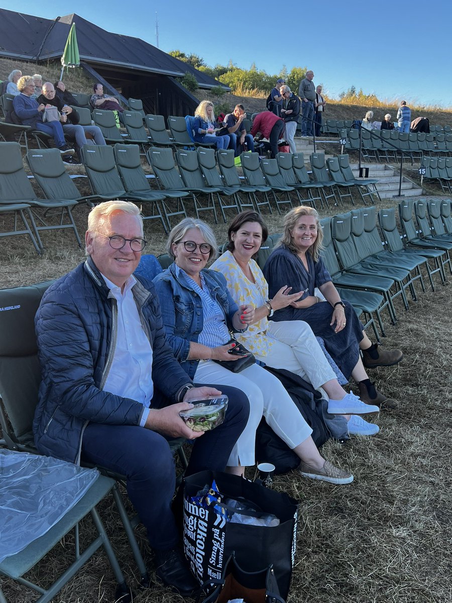 AarhusGinger's tweet photo. Så er vi klar! 🥰 #twopera ##vestegnensdyrehave @thea0507 @RoserHarTorne @Julielindegaard @HelleHoestrup @missmunter https://t.co/xZ6MXDis4W